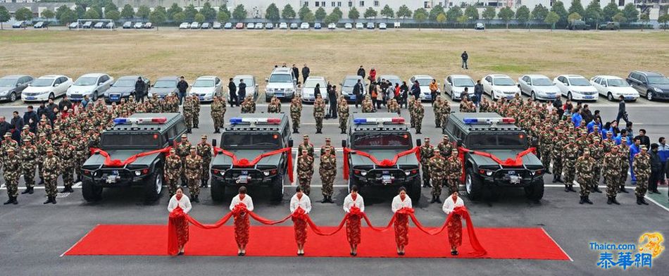 大陆产“枭龙”越野车交付武警部队