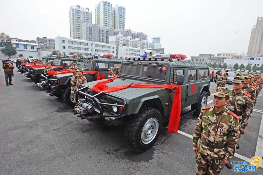 大陆产“枭龙”越野车交付武警部队