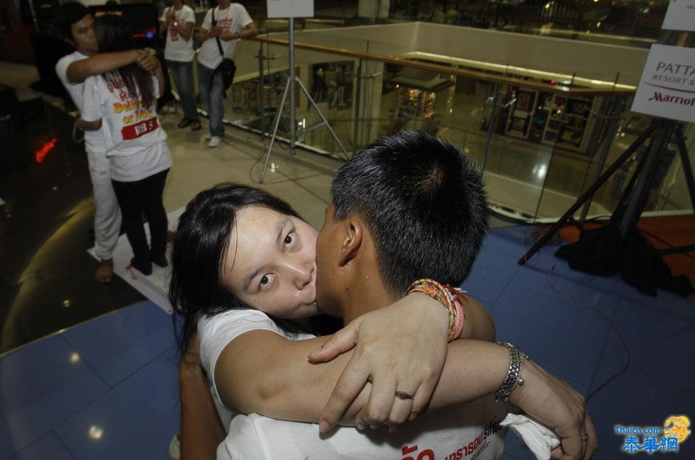 泰国举行亲吻比赛 挑战吉尼斯纪录