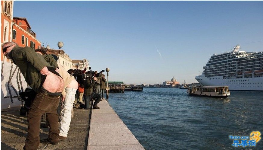 威尼斯民众“裸臀”抗议途径游轮带来污染
