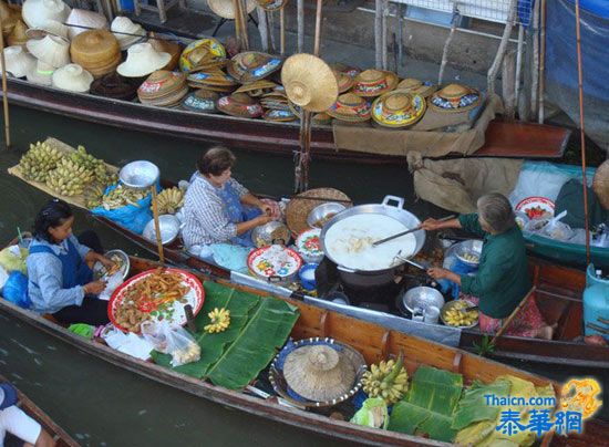 品尝地道小点心  水果的最佳地点----水上市场