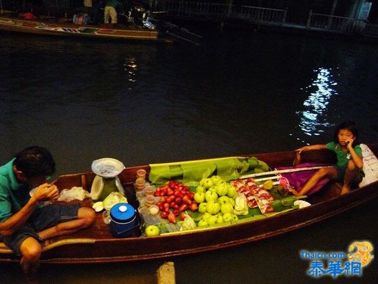 品尝地道小点心  水果的最佳地点----水上市场