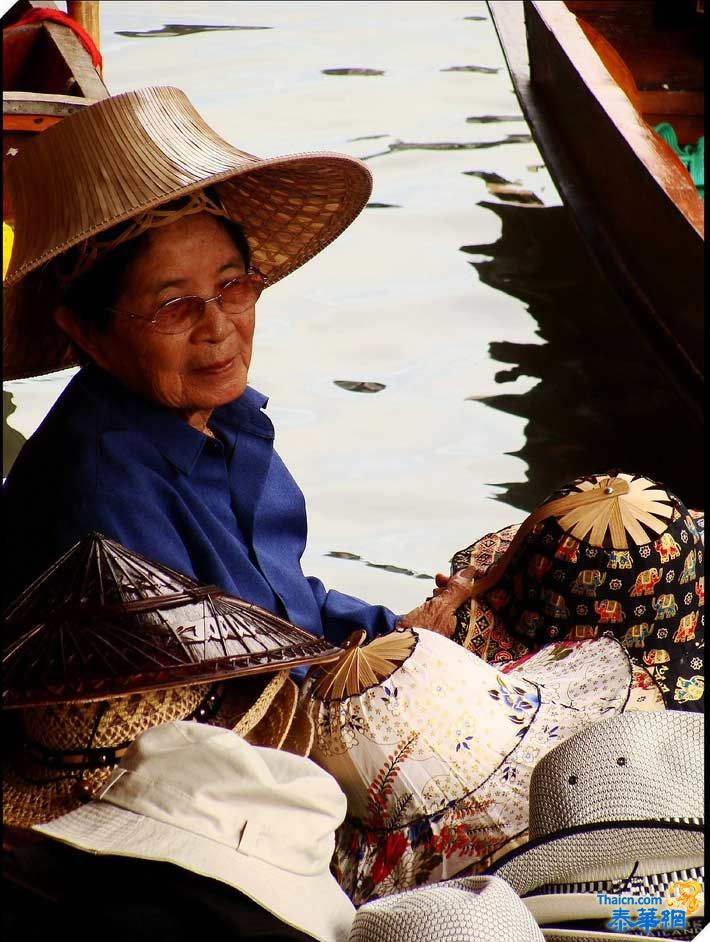 品尝地道小点心  水果的最佳地点----水上市场