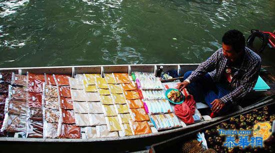 品尝地道小点心  水果的最佳地点----水上市场