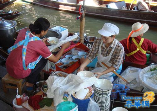 品尝地道小点心  水果的最佳地点----水上市场