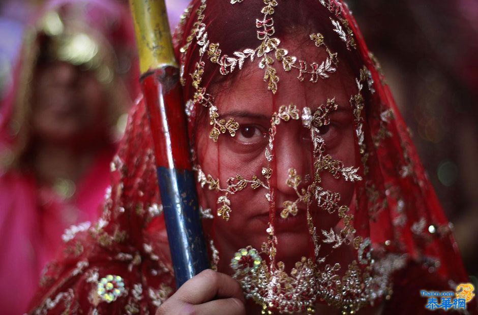 印度庆祝传统“棒打男人节”