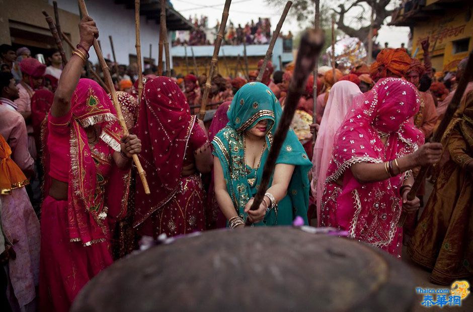 印度庆祝传统“棒打男人节”