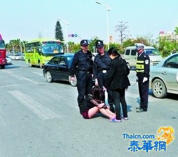 江西15岁女孩早恋在福建晋江与人开房 母亲拿拖把当街追打