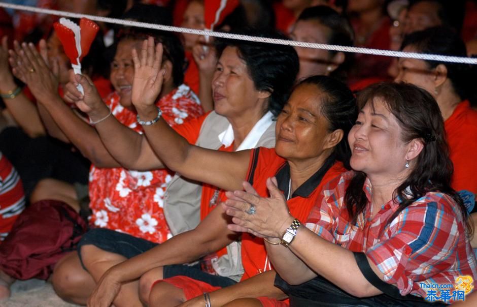 'ทักษิณ' ปราศรัย ร้อง เล่น เต้น ระบำ ที่เสียมราฐ กัมพูชา