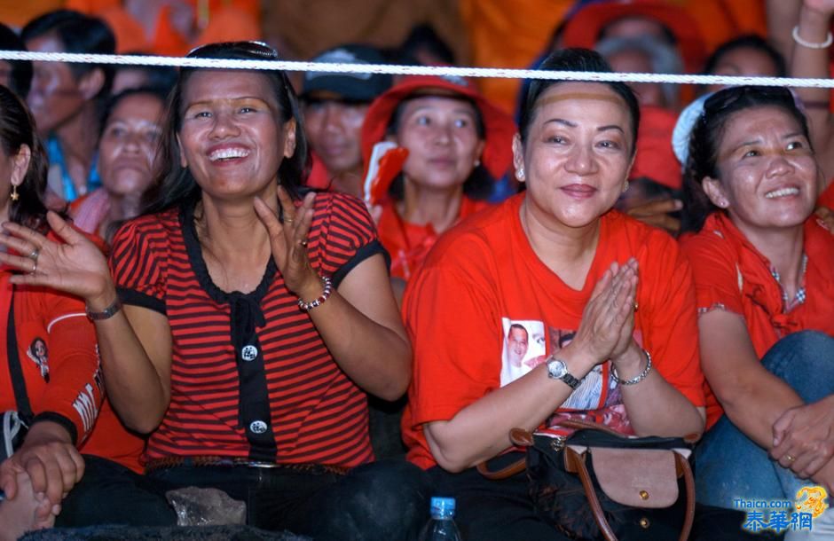 'ทักษิณ' ปราศรัย ร้อง เล่น เต้น ระบำ ที่เสียมราฐ กัมพูชา