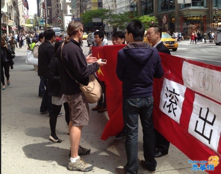 中国留学生在菲驻联合国代表团前示威