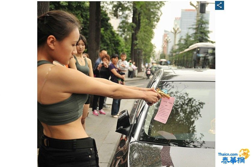 成都美女大学生街上“点杀”违停车辆