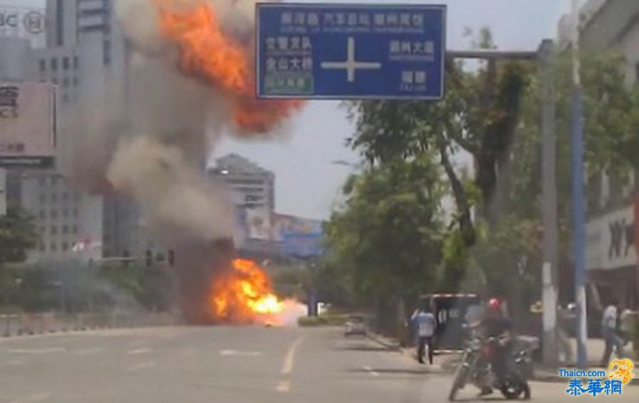 潮州潮枫路段爆炸现场：爆炸是由汽车自燃引发