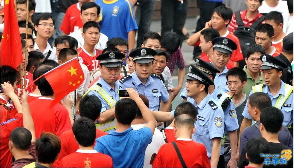 城管因没收国旗遭恒大球迷围殴