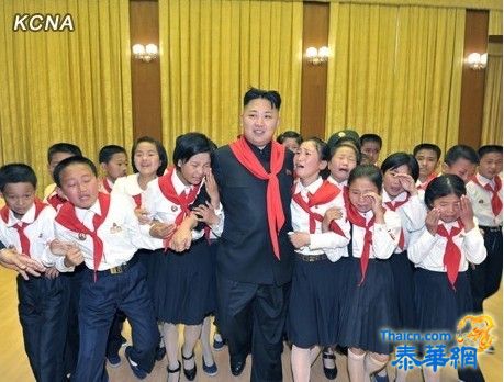 金正恩现身朝鲜少年大会"吓哭"学生