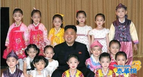 金正恩现身朝鲜少年大会"吓哭"学生