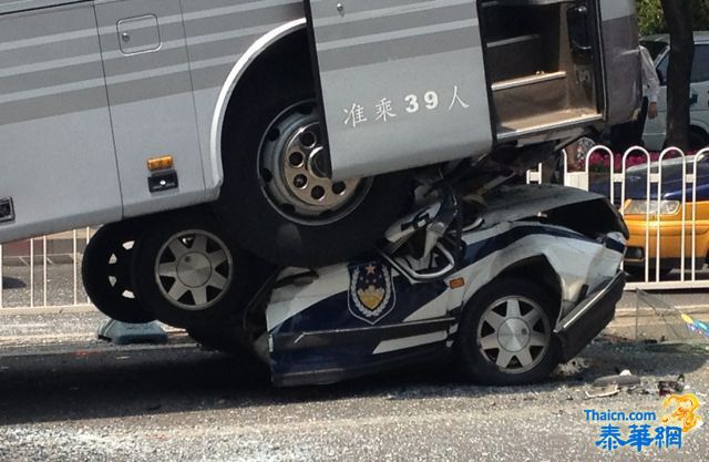 北京朝阳区今日中午发生交通事故 一辆警车遭首汽大巴车碾压