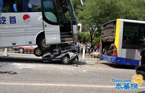 北京朝阳区今日中午发生交通事故 一辆警车遭首汽大巴车碾压