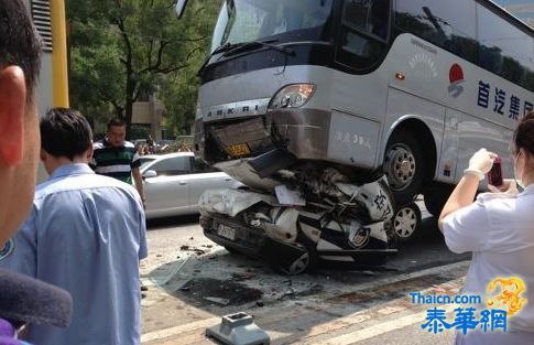 北京朝阳区今日中午发生交通事故 一辆警车遭首汽大巴车碾压