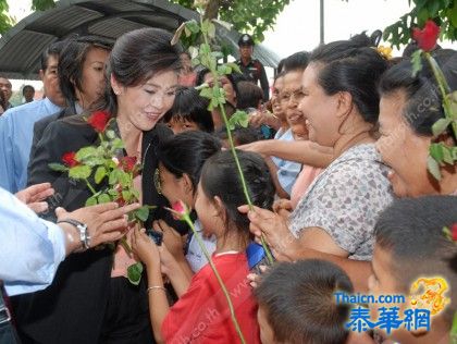 英拉总理和永育副总理乘海军舰船视察沿线防洪