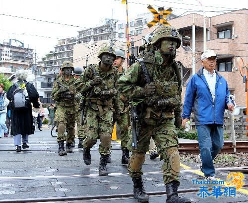 日本自卫队员持枪现身东京街头引发抗议