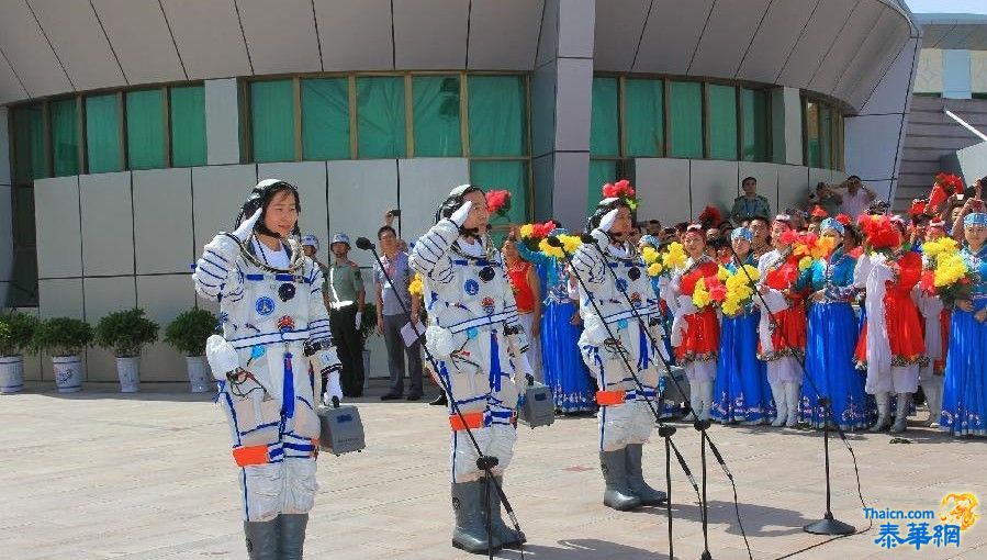 中国神舟九号发射成功    航天员飞往"天宫"