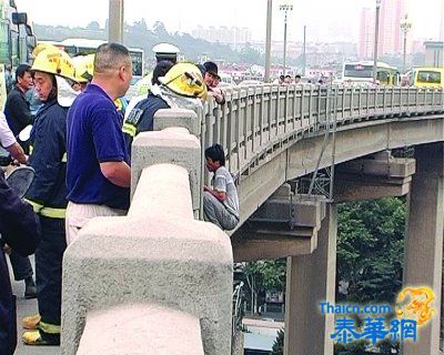 男子旁观他人跳桥时被吓晕 称因从未见过太激动