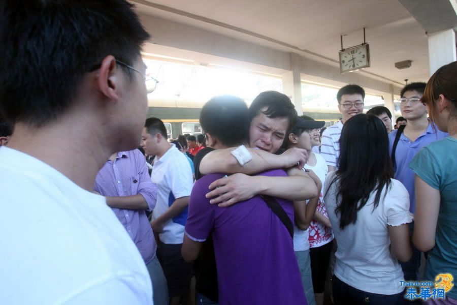 青春散场 大学情侣同窗依依惜别