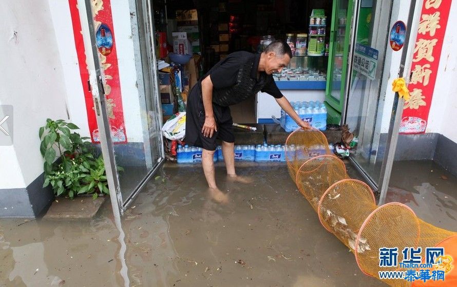 连云港持续大暴雨 市民马路上捕鱼7月8日，连云港市民冒着大