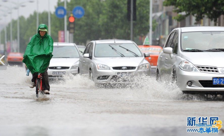 连云港持续大暴雨 市民马路上捕鱼7月8日，连云港市民冒着大