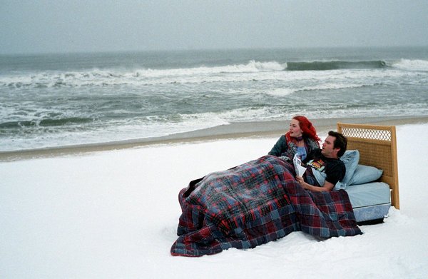 凯特·温斯莱特与金·凯瑞在《美丽心灵永恒阳光》中的剧照。
