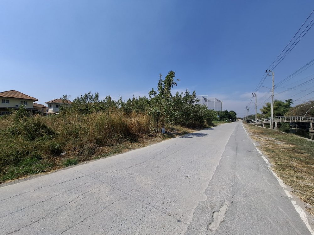 土地位于 Bang Bua Thong 沿着运河路,距离 Kanchanaphisek 路仅 350 米 !!-5
