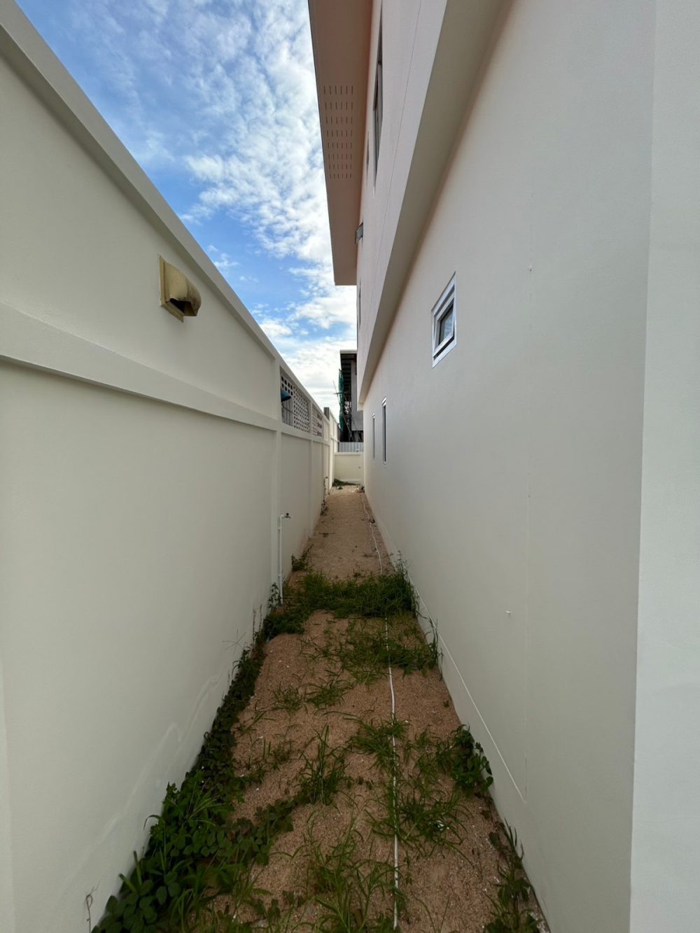 Private 8 Khao Nam Sap 一栋两层楼的联排别墅，风格简约，位于一个安静私密的区域-12