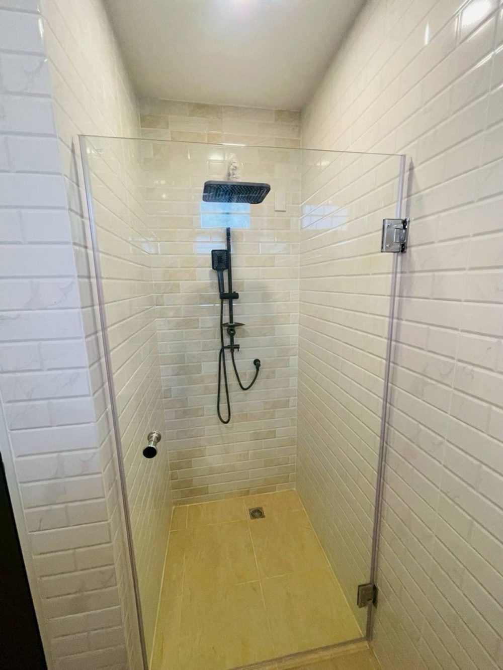 Ariya-Sriracha 项目，两层双拼别墅，极简风格-17