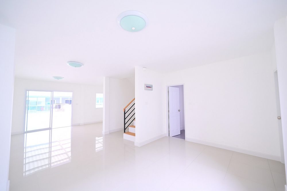 Baan Burapha Proudtown  位于黄金地段的大型联排别墅，靠近 WHA 和 Pinthong 3 工业区-2