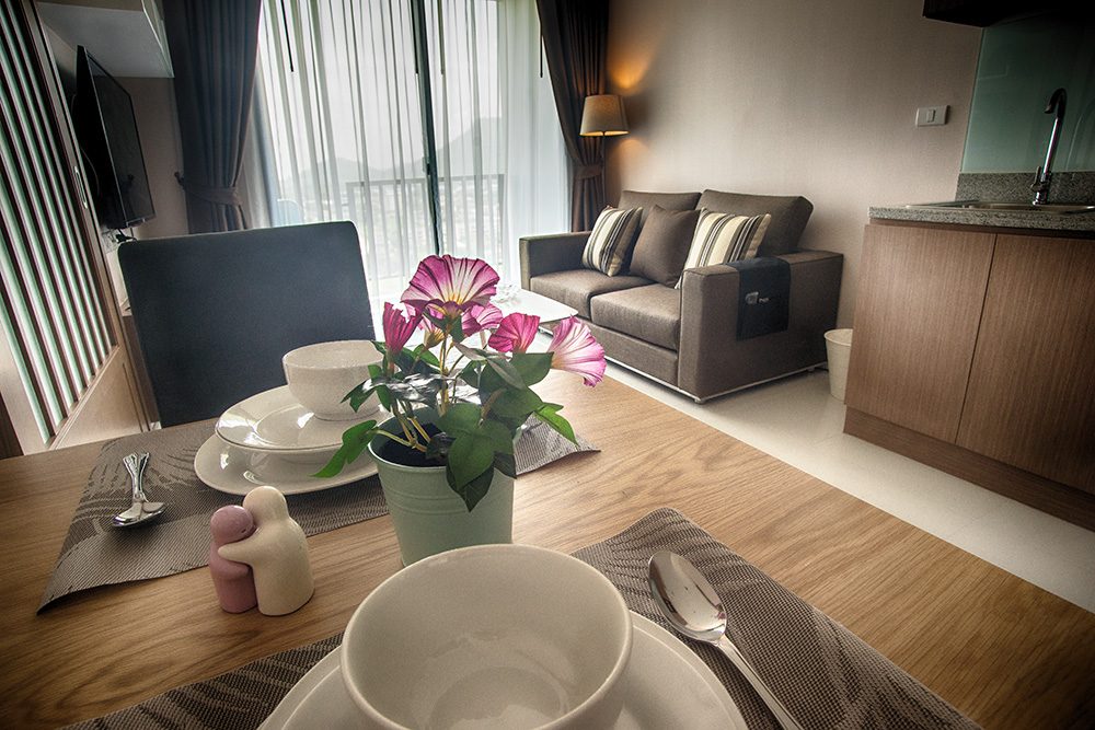 The Sky Condo 海景和山景，全新装修，配有嵌入式家具和全套家电!-2