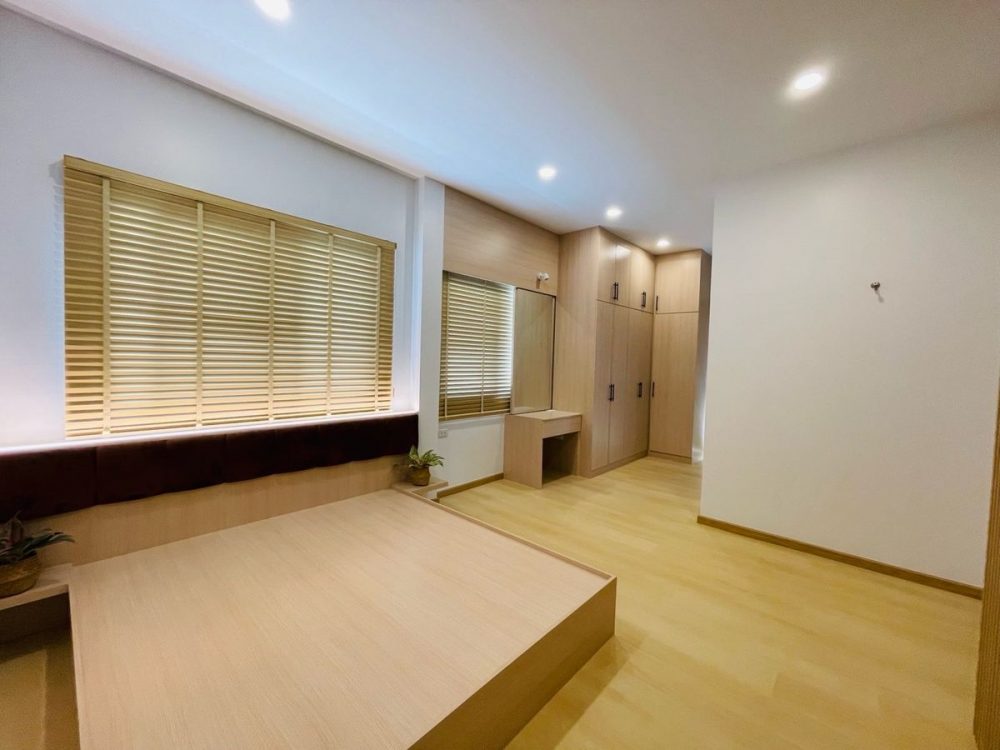 Ariya-Sriracha 项目，两层双拼别墅，极简风格-9