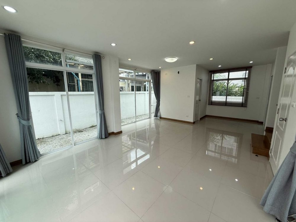 The Pine Sriracha , J-Pack购物中心附近的双拼别墅-8