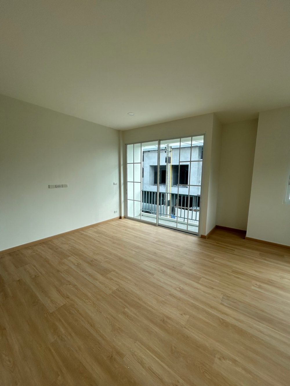 Private 8 Khao Nam Sap 一栋两层楼的联排别墅，风格简约，位于一个安静私密的区域-5