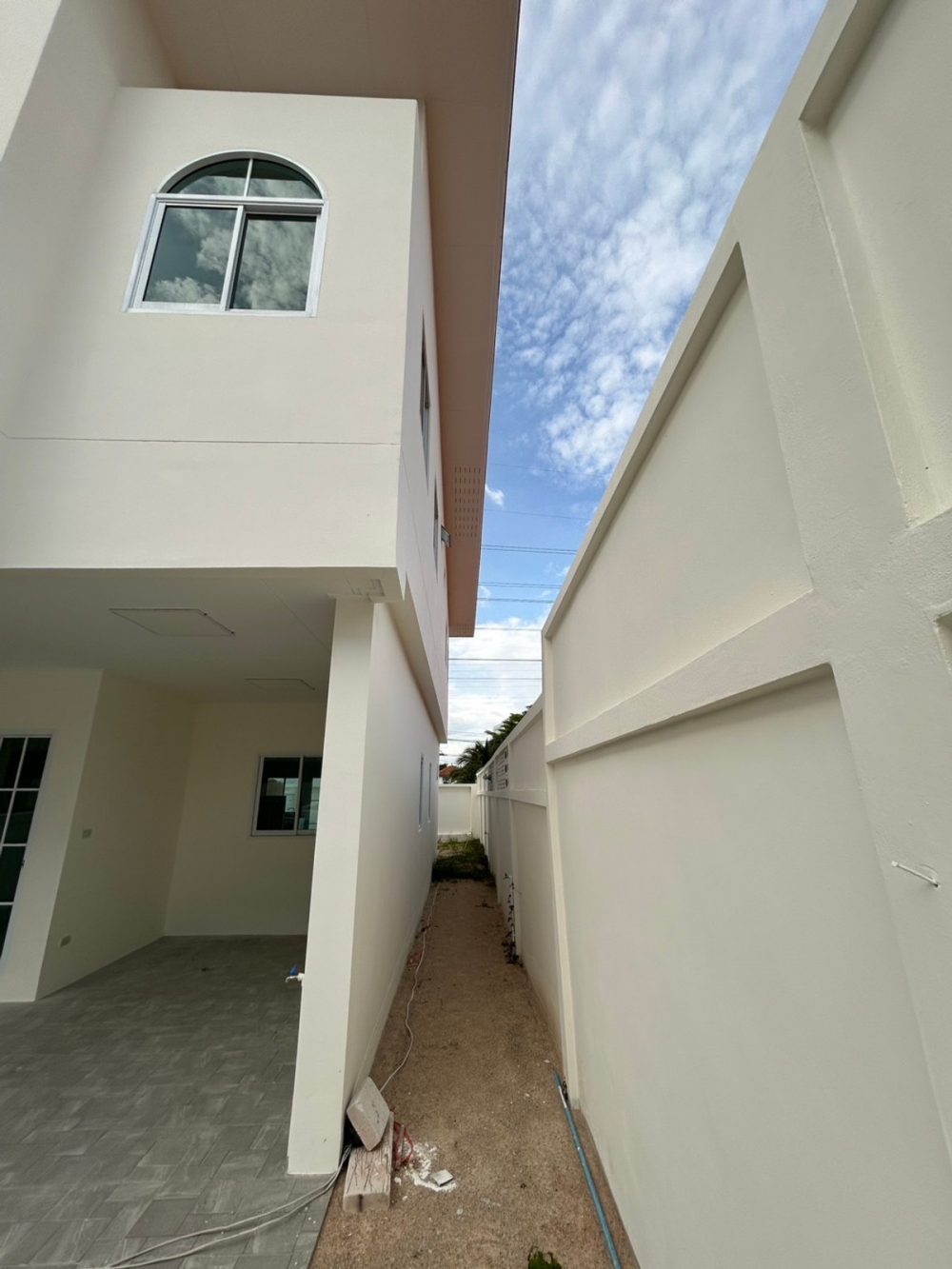 Private 8 Khao Nam Sap 一栋两层楼的联排别墅，风格简约，位于一个安静私密的区域-11