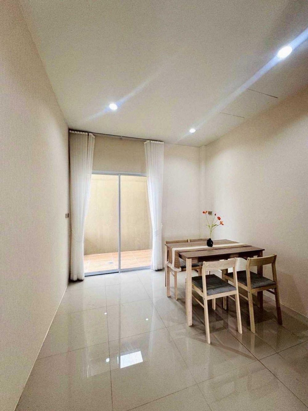 Saranrom Village 它距离春武里-班汶路（344号公路）入口仅200米，交通便利-3