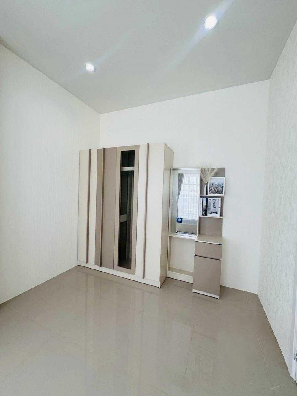 Saranrom Village 它距离春武里-班汶路（344号公路）入口仅200米，交通便利-6