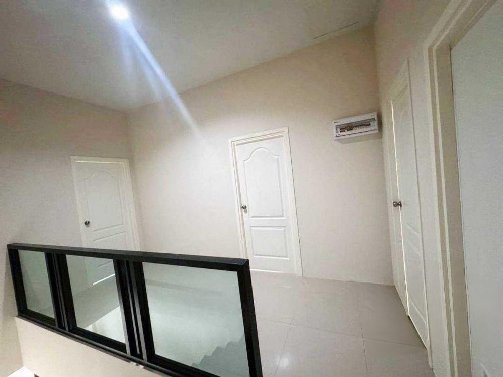 Saranrom Village 它距离春武里-班汶路（344号公路）入口仅200米，交通便利-8