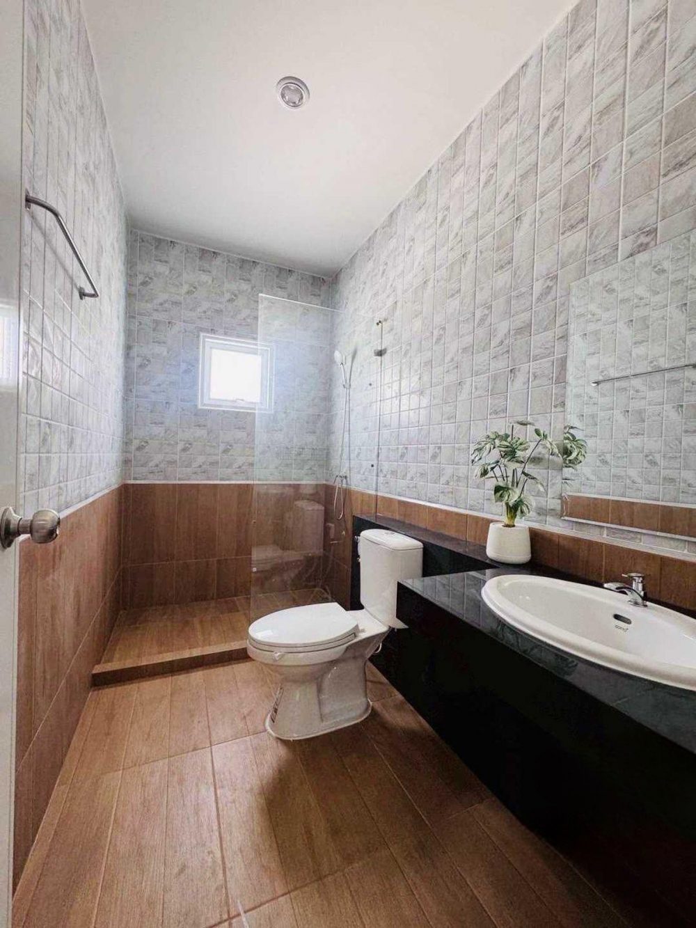 Saranrom Village 它距离春武里-班汶路（344号公路）入口仅200米，交通便利-11