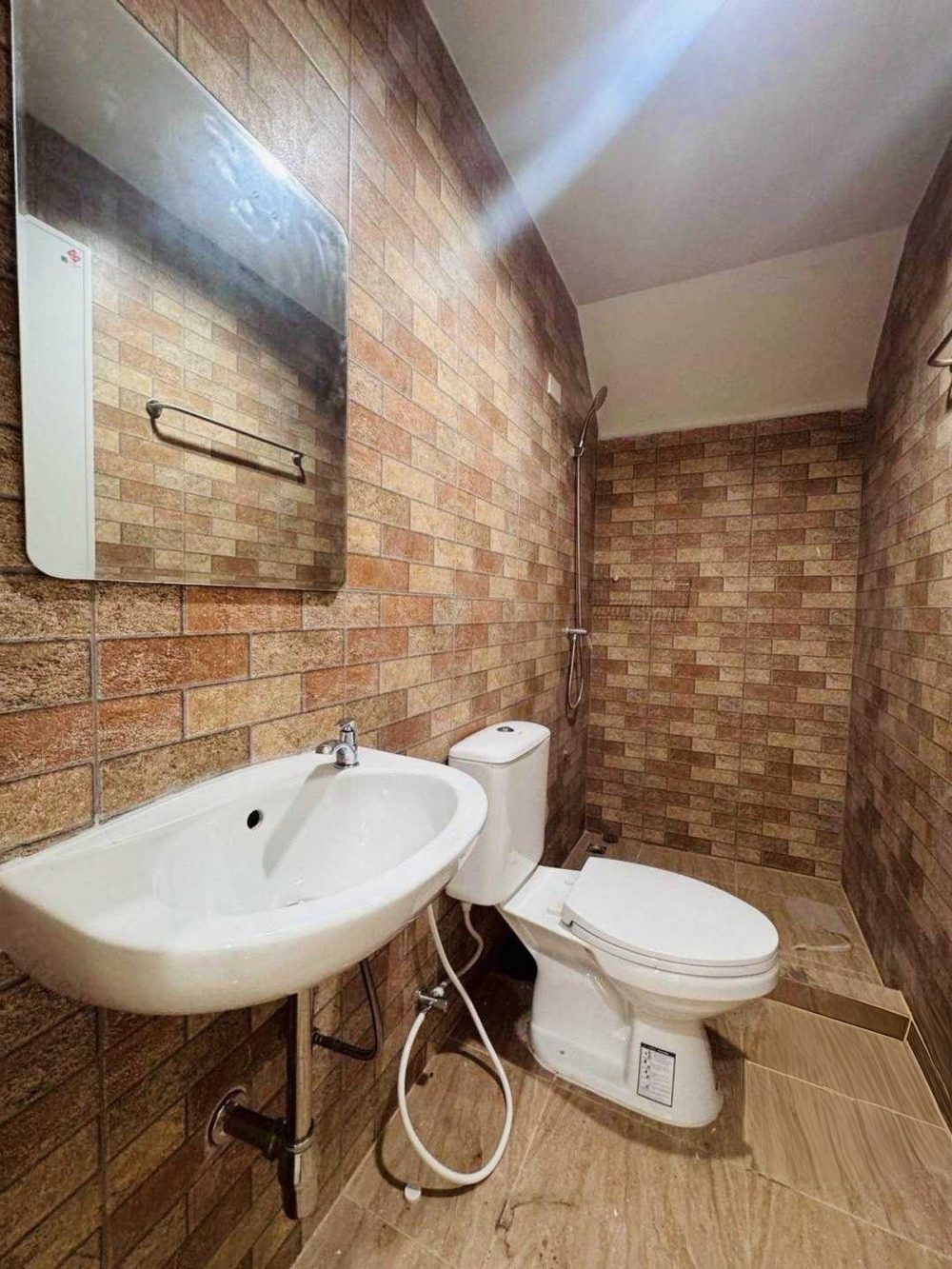 Saranrom Village 它距离春武里-班汶路（344号公路）入口仅200米，交通便利-12