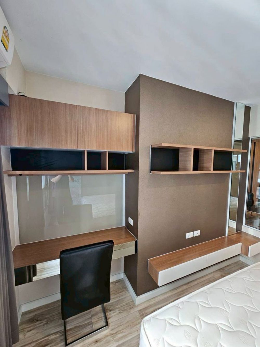 Plus Condo 高层精美房间，家具齐全，装饰精美，拎包入住!-6