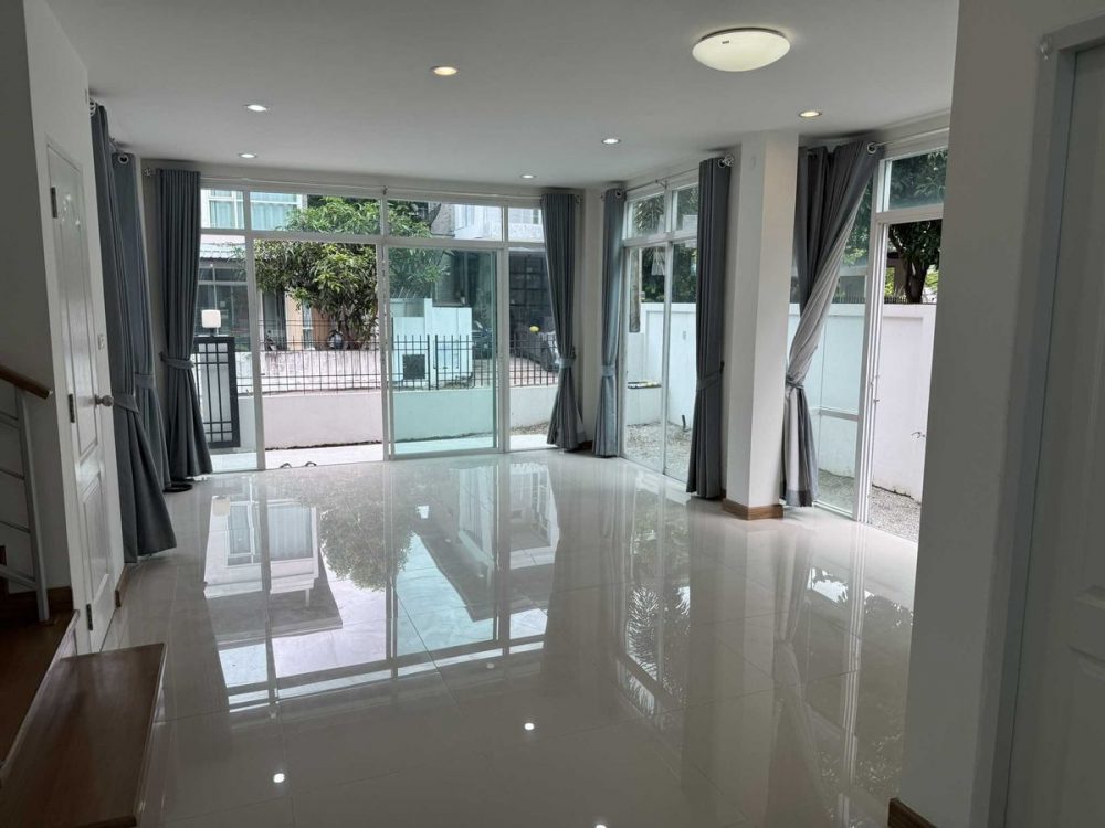 The Pine Sriracha , J-Pack购物中心附近的双拼别墅-6