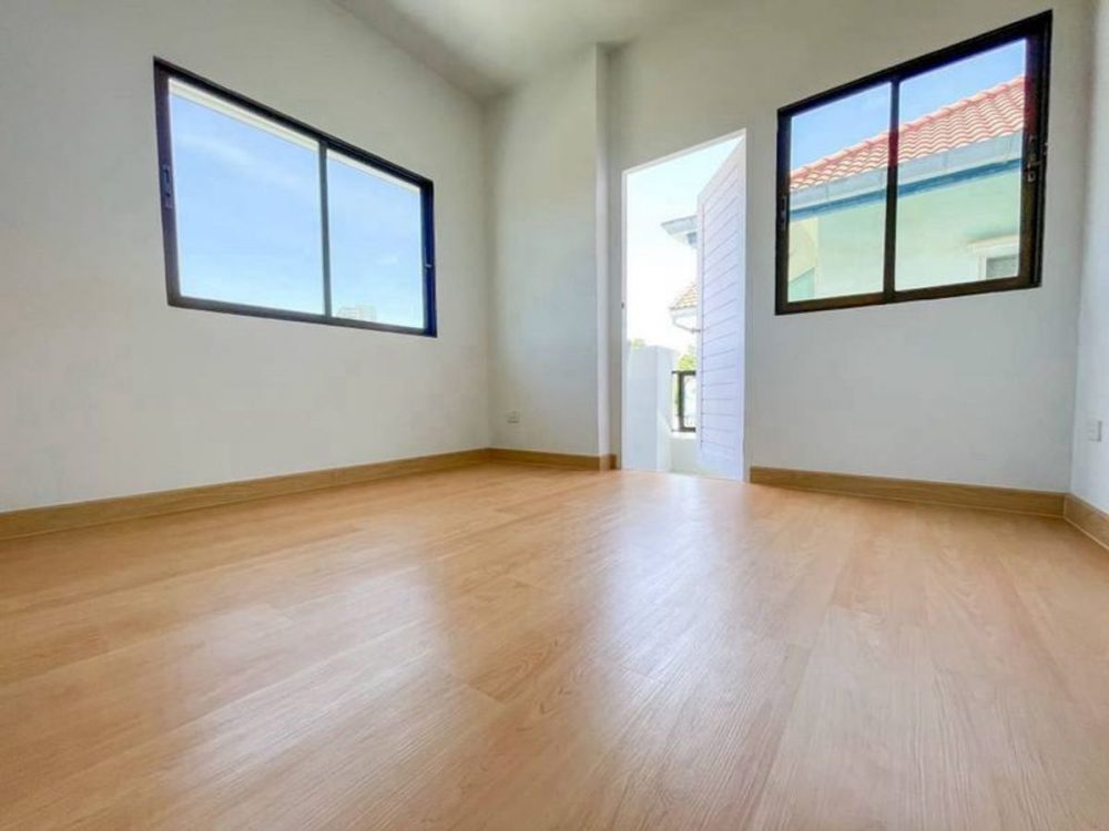 Amporn Place Sriracha 现代风格的两层独立式住宅，距离素坤逸路仅 800 米!-9