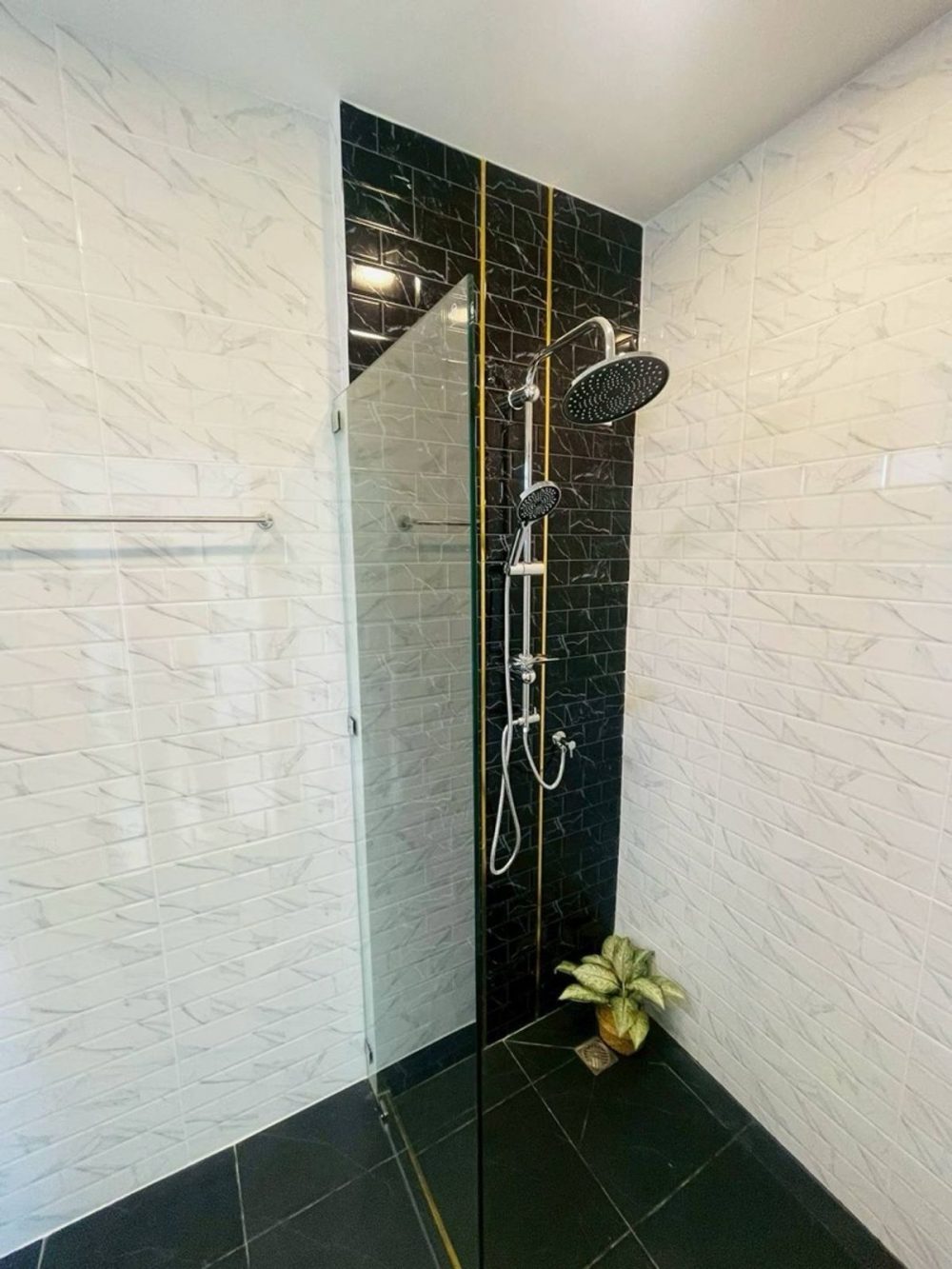 Ariya-Sriracha 项目，两层双拼别墅，极简风格-18