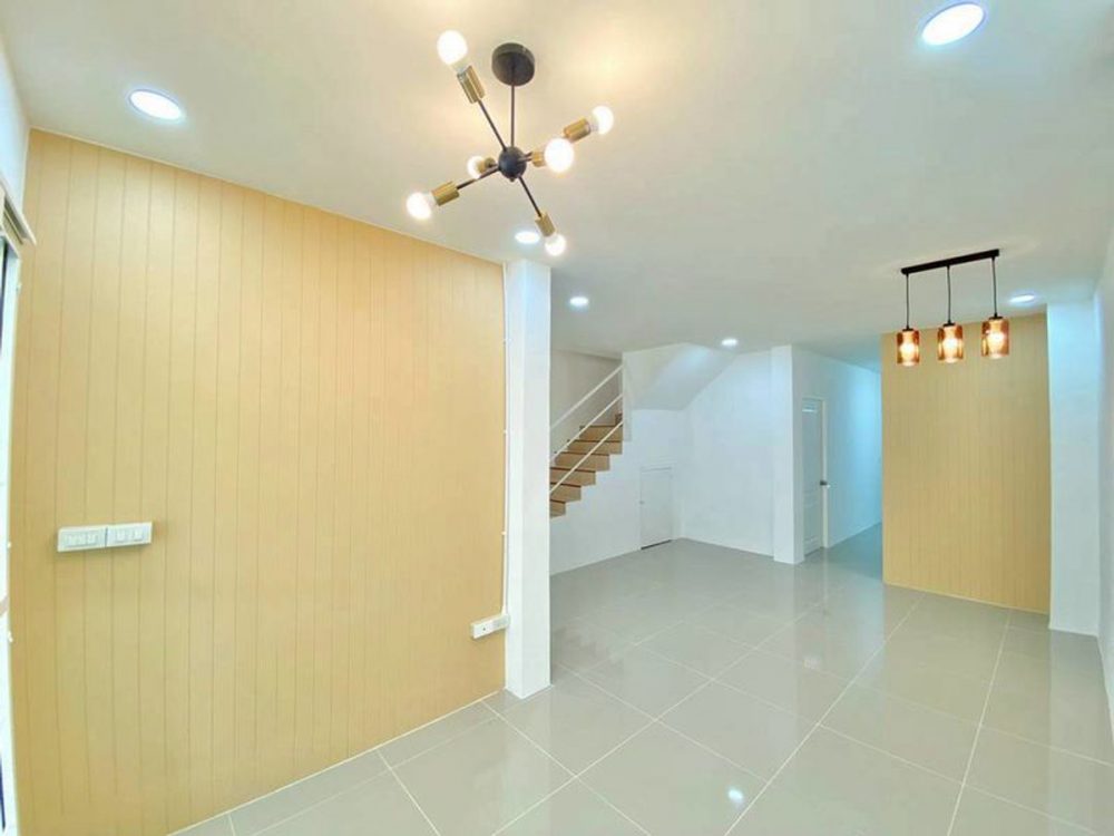 Permsub Village 位于主干道旁黄金地段的大型两层联排别墅-2